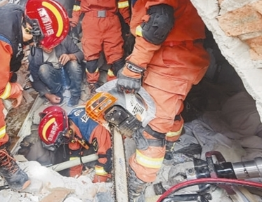 四川瀘定地震致房屋垮塌人員被困,螺旋千斤頂配合救援工作