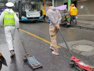 臥式液壓千斤頂協(xié)助交警推出被困公交車