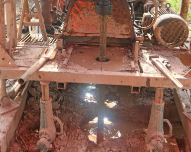 打井人利用螺旋千斤頂等設備打井抽水灌溉保田