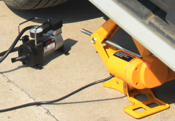 有了電動剪式千斤頂,換胎只用5分鐘