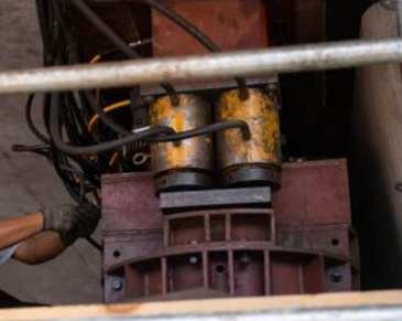 智能型起重工具:受計算機控制系統操控的液壓千斤頂