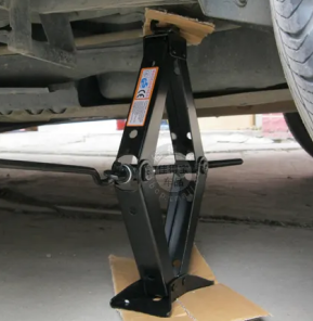 在剪式千斤頂和汽車底盤之間墊個紙板,能保護底盤嗎