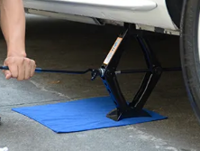 轎車被困在有坡度的地方,該怎么用汽車千斤頂