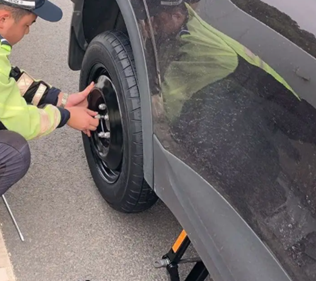 從高速交警的暖心之舉看機械千斤頂的作用