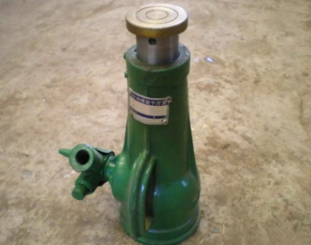 煤礦上如何利用螺旋千斤頂拆卸錨索鎖具