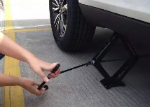 用機械千斤頂更換備胎是轎車車主的必備技能