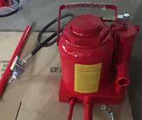 使用液壓千斤頂時,不可以加長手柄和多人加壓