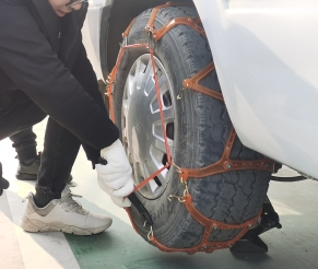 螺旋千斤頂還能在拆裝防滑鏈時派上用場