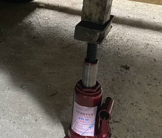 液壓油是液壓千斤頂的動力源,也是致命缺陷