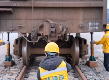 如何用液壓千斤頂更換掉貨運列車的輪胎
