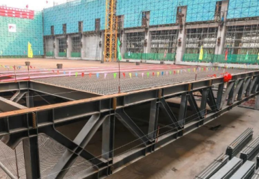 32臺液壓千斤頂提升起千噸級鋼桁架