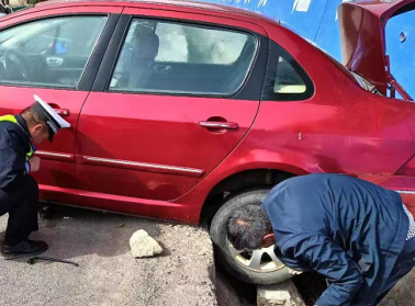 轎車陷入水渠后如何用機械千斤頂自救