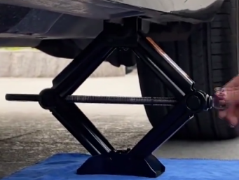 同時用兩臺千斤頂頂汽車會帶來什么嚴重后果