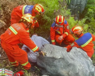 液壓千斤頂發揮神力,頂起巨石救出被困男子