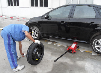 車載千斤頂維修汽車
