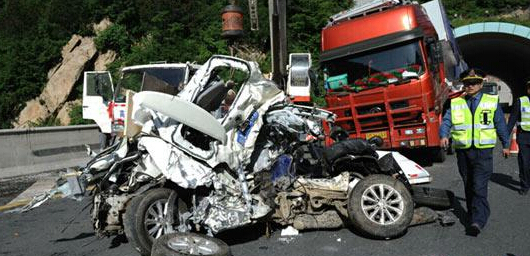 滬陜高速灞源至玉山段發(fā)生追尾圖