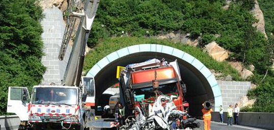 滬陜高速灞源至玉山段發(fā)生追尾 救援圖