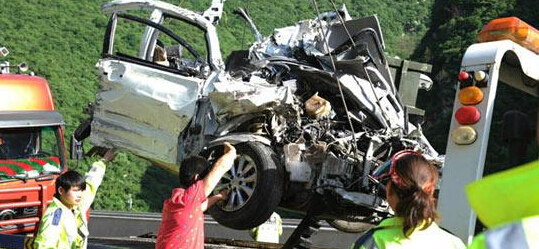 滬陜高速灞源至玉山段發(fā)生追尾圖