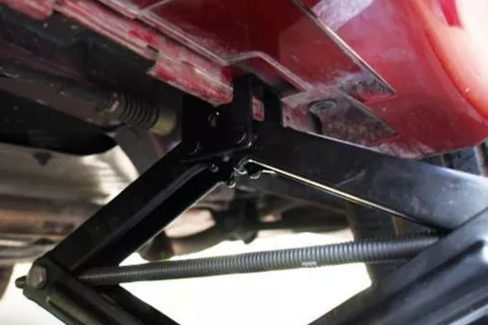 千斤頂頂在車的什么位置